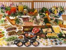 夕食は地元の食材を中心に旬を味わうバイキングスタイル♪※イメージ