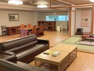 広いリビングのほかに和室と洋室を備えております。
