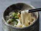 愛知県のソウルフード「きしめん」。出汁の味が絡みやすいのが特徴