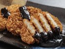 「名古屋めし」と呼ばれる「みそかつ」。赤味噌ベースに鰹の出汁や砂糖などで味を調節。