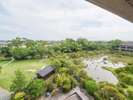*【洋室からの景観】バルコニーから日本庭園「松濤園」をご覧いただけます。