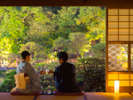 【大広間】松濤園の灯篭灯り。風情ある景色を眺めながら、ゆっくりと流れる時間をお過ごしください。