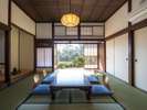 【集景亭（個室）】個室の襖を開けると、日本庭園「松濤園」が一望できます。