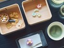 抹茶・八女茶ハーブティー・練り切り・お菓子がついたセットをお持ちいたします。
