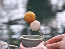 自家製のお団子を炭火で焼いて、あつあつをお愉しみください