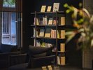 【ブックラウンジ】旅先で心を豊かにする、選りすぐりの書籍をご用意。