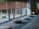 【館内】「文化財に泊まる」ならではのひとときを御花で。