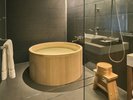 【和洋室〜黒椿 KUROTSUBAKI】お風呂はヒバの香りに包まれながらお楽しみいただけます。