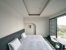 【和洋室〜橙 DAIDAI/文化財ビュー・ユニバーサル】夕暮れには文化財に落ちる美しい夕日をご覧頂けます。