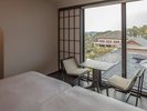【和洋室〜橙 DAIDAI/文化財ビュー】夕暮れには文化財に落ちる美しい夕日をご覧いただけます。