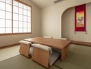【特別和洋室〜黒松 KUROMATSU】個室もあるのでゆったりとお過ごしいただけます。
