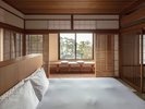 【和洋室〜黒椿 KUROTSUBAKI/東庭園ビュー】ベッドはキングサイズで広々としています。