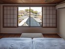 【和洋室〜芍薬 SHAKUYAKU/文化財ビュー】ベッドからも松濤園と西洋館がご覧いただけます。