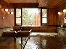 【男湯 檜風呂】檜の香りと湯の温もりに癒されながら、心身の疲れを洗い流す時間は、至福のひとときです