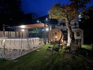 【屋外エリア 夜】BBQ、バレルサウナ、プール、ととのいスペースがございます