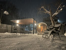 【屋外エリア 夜:冬】静寂の雪景色 × 熱気のサウナ