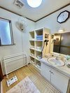 【女湯 脱衣所】豊富なアメニティ。くつろぎのひとときがここから始まる