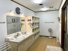 【男湯 脱衣所】豊富なアメニティ。湯上りのひとときを、より心地よく