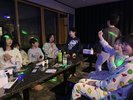 夜はカラオケ大会!大人数でも気兼ねなく楽しめます