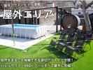 【屋外エリア 昼】BBQ、バレルサウナ、プール、ととのいスペースがございます。