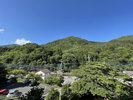窓の外に広がるのは、塩原の大自然。山々の緑と澄んだ青空が、心までリフレッシュさせてくれます。