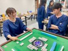 集まった仲間と一緒に、自動雀卓で盛り上がる笑顔あふれる夜をお過ごしください。