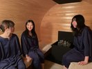 心地よい熱と檜の香りに包まれ、自然と笑顔がこぼれるサウナ時間。