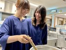 みんなで作る料理は格別。自然の中で味わう幸せな時間です。