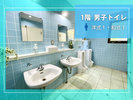 【1階 男子トイレ】洋式・和式あり。広めの設計で快適にご利用いただけます。