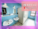 【2階 女子トイレ】宿泊フロアにもトイレ完備。夜間も安心してご利用いただけます。