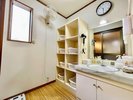 【女湯 脱衣所】豊富なアメニティ。くつろぎのひとときがここから始まる