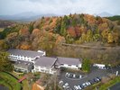【外観】秋には裏山の紅葉が美しく映えます。