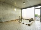 【露天風呂 男湯】露天風呂場の小内風呂には洗い場も完備。シャワー等が使えます。