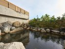 【露天風呂 女湯】湧出量毎分680リットル!豊富な湯量と滑らかな肌触りが特徴的な源泉かけ流し温泉です。