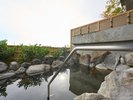 【露天風呂 男湯】天然温泉の成分により足元が滑りますので、十分お気を付けください。