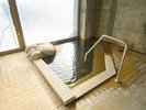 【露天風呂 女湯】露天風呂場の小内風呂には洗い場も完備。シャワー等が使えます。