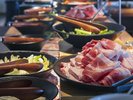 �y����BBQ Blue�z�����H�ł͂����[�؂���Ԃ���ԓ�A���ꗿ�����̃u���b�N�t�@�X�g�����p�ӂ��Ă���܂��B
