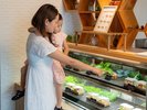 �yDeli & Cafe�z���ꗿ���A�A�����J���X�^�C���A���؂Ȃǃo���G�e�B�[�L���ȃ��j���[����葵���Ă���܂�