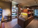 �y�A�l�b�N�X��1F SHOP�z�A�l�b�N�X���q���̗����K���X�̃O���X�A�₿�ނ�J�b�v�������ߒ����܂�