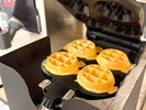 ◇朝食ブッフェ・ワッフル:お客様ご自身でお楽しみいただく体験型メニュー