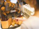 ◇朝食ブッフェ・オレンジジュース:オレンジがまるごと投入されたジューサーから、搾り立てを楽しめる