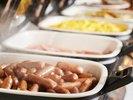 定番メインも充実♪リニューアルした豊富な朝食メニューをお楽しみください☆