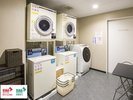 3階に24時間利用可能な有料洗濯機を計3台完備しております。