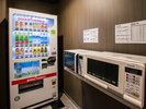 館内に自動販売機を2台(ソフトドリンク・アルコール)と、各階に電子レンジを設置しております。