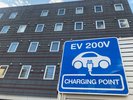 敷地内駐車場にてEV自動車の充電が可能(1時間/500円)。※要予約