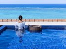 【POOLSUITE】季節に合わせて加温ができ、オールシーズン開放的に沖縄の自然を体感。