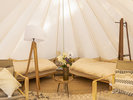 ・【Hygge Tent A】羽毛布団、オシャレな家具が備わっている空間。