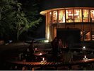 薄暗い宇賀渓の森にたたずむ、北欧建築のレストラン。