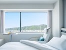 【高層階ダブル(山側)】六甲山の爽やかな緑と調和する空間が、快適な目覚めを演出