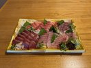 4人前のお刺身盛り合わせです。地元で獲れた魚を手配させていただきます。